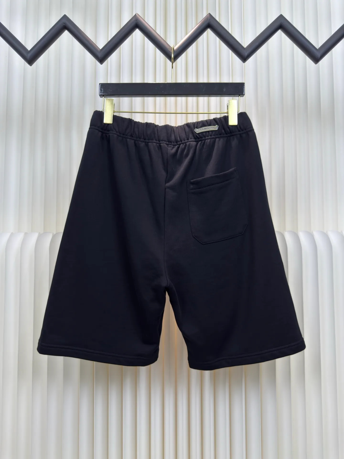 P290 Chrome Hearts floral gray Sanskrit logo shorts. Authentic version - physical counter - top luxury quality. 🆚Instant sale of all versions on the market. Custom dyed floral gray fabric according to YB. The price of floral gray fabric is extremely high. There is no stock in the market. The embroidery uses imported embroidery. Customized scroll hardware and accessories. Size S M L
